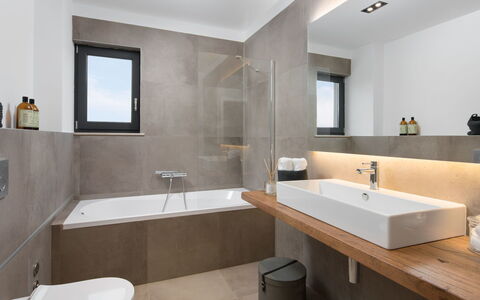 Oliva 2: Badezimmer, Eigentum, Zimmer, Interior Design, Zapfhahn, Gebäude, Armatur, Die Architektur, Möbel, Fussboden