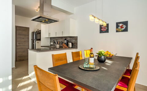 Races: Zimmer, Eigentum, Esszimmer, Möbel, Interior Design, Gelb, Tabelle, Countertop, Gebäude, Haus