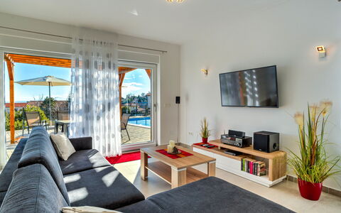 Races: Tabelle, Bilderrahmen, Couch, Pflanze, Eigentum, Komfort, Zimmerpflanze, Studio Couch, Interior Design, Wohnzimmer