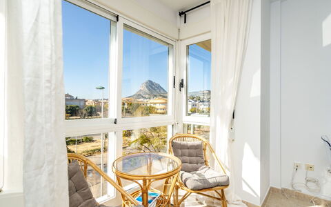 Montanar Luz: Eigentum, Möbel, Gebäude, Schatten, Holz, Interior Design, Komfort, Fenster, Vorhang