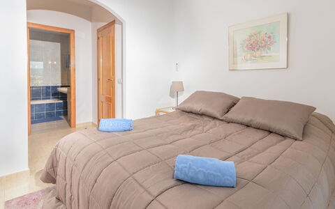 Montanar Luz: Möbel, Eigentum, Komfort, Azurblau, Holz, Bett, Kissen, Interior Design, Fussboden