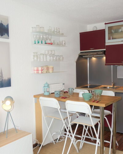 Le Sapin: Tabelle, Möbel, Eigentum, Cabinetry, Weiss, Stuhl, Schreibtisch, Holz, Computertisch, Interior Design
