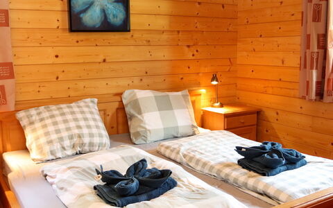 Chalet Jupiter: Schlafzimmer, Zimmer, Möbel, Bett, Eigentum, Interior Design, Wand, Bettdecke, Komfort, Tabelle