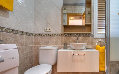 La Felicidad: Badezimmer, Eigentum, Fliese, Zimmer, Toilette, Fussboden, Gelb, Interior Design, Sinken, Toilleten Sitz