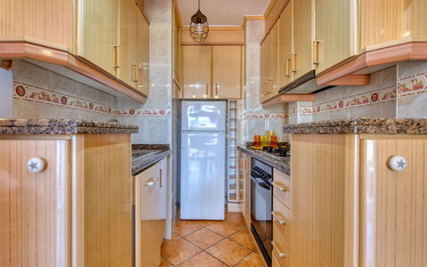 La Felicidad: Eigentum, Zimmer, Küche, Countertop, Cabinetry, Gebäude, Grundeigentum, Möbel, Zuhause, Fussboden