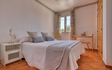La Felicidad: Schlafzimmer, Bett, Möbel, Zimmer, Eigentum, Bettdecke, Interior Design, Bettrahmen, Fussboden, Wand