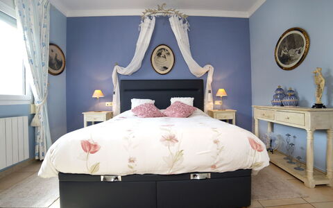 Villa Albert: Schlafzimmer, Möbel, Bett, Zimmer, Bettrahmen, Eigentum, Interior Design, Bettdecke, Matratze, Wand