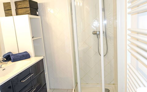Les Mas de la Mer: Flooring, Armatur, Fussboden, Interior Design, Badezimmer, Installation, Zimmer, Bad Sink, Zapfhahn, Sinken