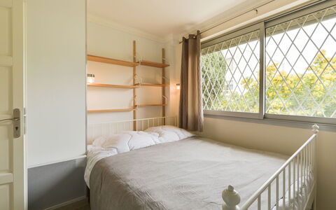 Le Beach Garden: Schlafzimmer, Bett, Möbel, Eigentum, Zimmer, Bettrahmen, Bettdecke, Bedding, Interior Design, Matratze