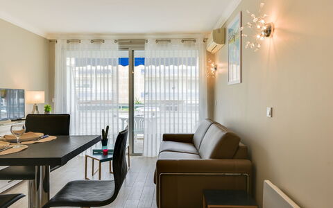 Le Beach Garden: Zimmer, Interior Design, Eigentum, Möbel, Gebäude, Wohnzimmer, Fussboden, Haus, Decke, Grundeigentum