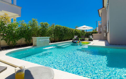 Villa Valentina: Schwimmbad, Eigentum, Azurblau, Grundeigentum, Gebäude, Urlaub, Haus, Freizeit, Villa, Resort