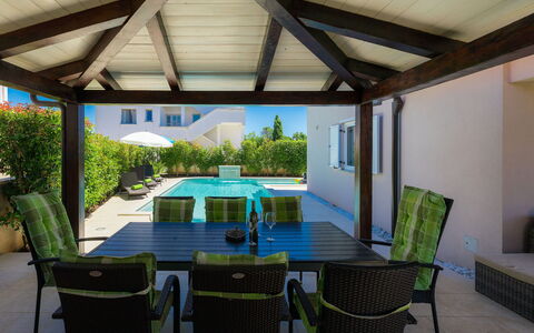 Villa Valentina: Eigentum, Gebäude, Haus, Zimmer, Terrasse, Grundeigentum, Interior Design, Resort, Decke, Schatten
