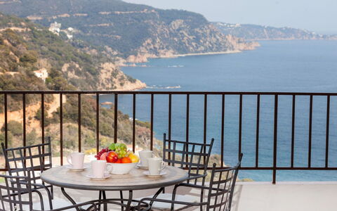 Sky Bleu Salions: Eigentum, Möbel, Balkon, Zimmer, Tabelle, Urlaub, Meer, Haus, Ozean, Küste