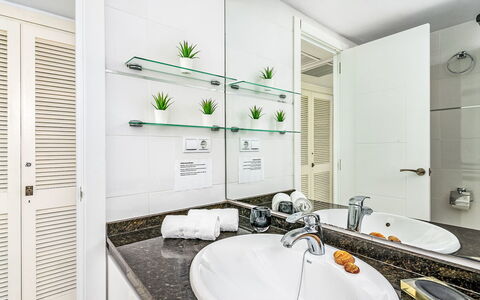 O.house: Interior Design, Armatur, Badezimmer, Flooring, Sinken, Countertop, Bad Sink, Zapfhahn, Fussboden, Installation