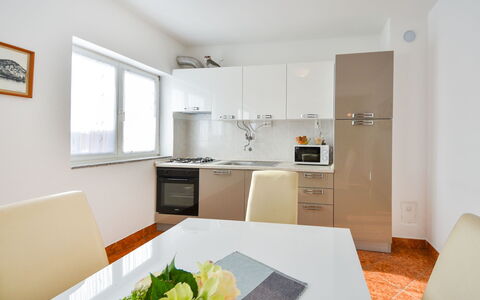 Mila: Eigentum, Zimmer, Interior Design, Möbel, Gebäude, Haus, Küche, Fussboden, Grundeigentum, Decke