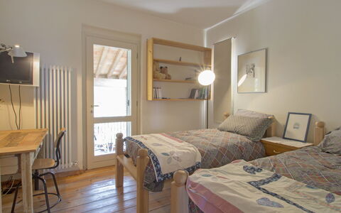 Paradiso: Schlafzimmer, Möbel, Bett, Zimmer, Eigentum, Bettdecke, Bettrahmen, Fussboden, Interior Design, Bedding