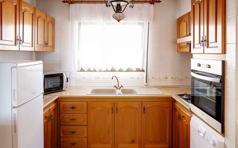 Somnium Mare: Countertop, Cabinetry, Möbel, Zimmer, Küche, Eigentum, Fussboden, Sinken, Interior Design, Gebäude