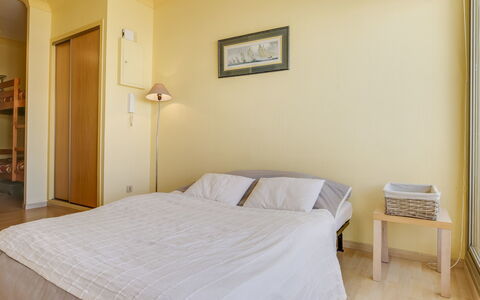 Arcachon 198: Schlafzimmer, Bett, Zimmer, Möbel, Eigentum, Bettdecke, Fussboden, Bettrahmen, Bedding, Wand