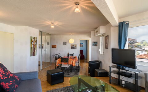 Grand Voile: Eigentum, Möbel, Couch, Gebäude, Bilderrahmen, Interior Design, Wohnzimmer, Komfort, Flooring, Fussboden