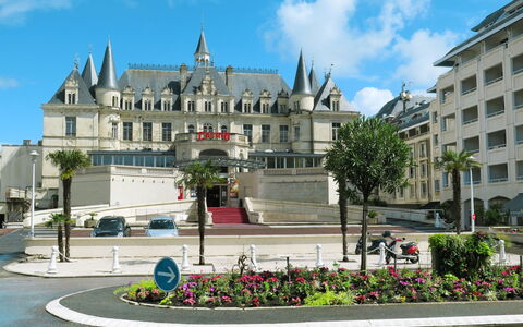 Arcachon 376: Wolke, Pflanze, Himmel, Gebäude, Eigentum, Fenster, Urban Design, Baum, Blume, Haus