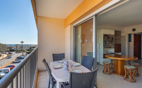 Le Lavandou 330: Gebäude, Wohnung, Wohngebiet, Die Architektur, Eigentumswohnung, Menschliche Siedlung, Balkon, Schatten, Hotel