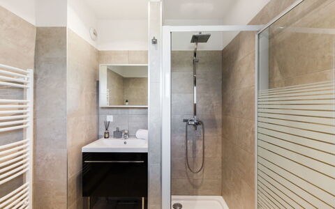 Porto Vecchio 120: Badezimmer, Zimmer, Eigentum, Interior Design, Die Architektur, Gebäude, Decke, Fliese, Haus, Grundeigentum