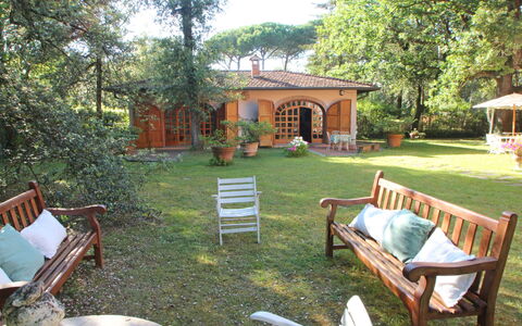 Residenza Marechiaro: Pflanze, Gebäude, Möbel, Baum, Botanik, Gras, Gartenmöbel, Stuhl, Fenster, Hütte