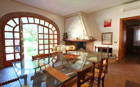 Residenza Marechiaro: Tabelle, Möbel, Eigentum, Bilderrahmen, Stuhl, Holz, Gebäude, Interior Design, Fenster, Couch