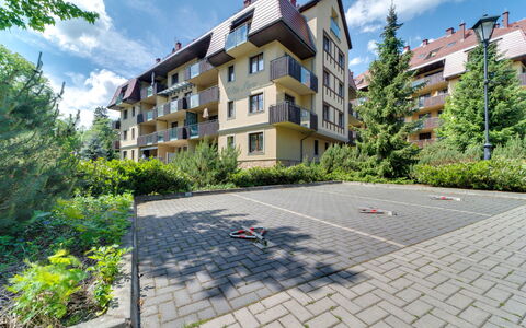 Willa Maria: Wolke, Himmel, Pflanze, Gebäude, Eigentum, Fenster, Baum, Strassenbelag, Grundstueck, Urban Design
