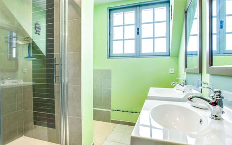 Les Figuiers: Badezimmer, Eigentum, Zimmer, Grün, Fliese, Interior Design, Gebäude, Grundeigentum, Die Architektur, Haus