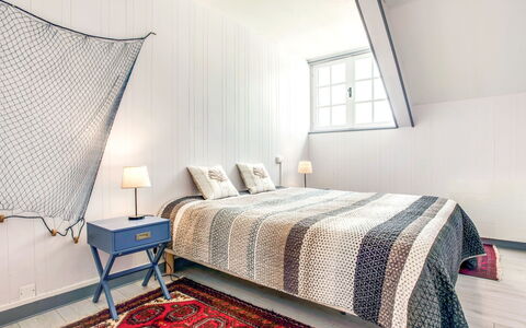 Les Figuiers: Schlafzimmer, Bett, Möbel, Zimmer, Bettdecke, Bedding, Eigentum, Bettrahmen, Interior Design, Suite