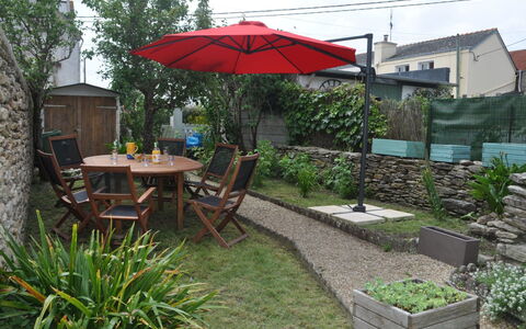 Les Figuiers: Regenschirm, Hinterhof, Eigentum, Garten, Garten, Terrasse, Landscaping, Gras, Rasen, Dach