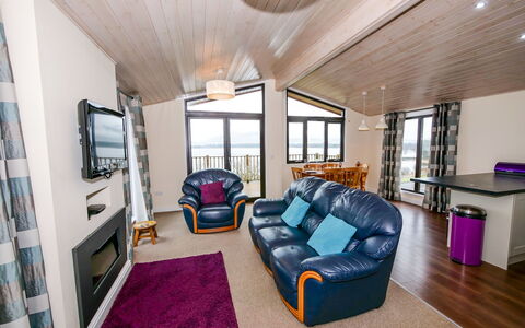 Loch Leven Lodge: Möbel, Gebäude, Eigentum, Couch, Komfort, Tabelle, Lila, Beleuchtung, Holz, Interior Design