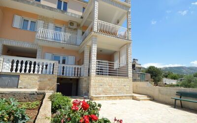 Grebaštica 104: Pflanze, Himmel, Gebäude, Blume, Eigentum, Fenster, Wolke, Treppe, Botanik, Haus