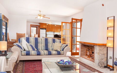 Lausanne: Zimmer, Möbel, Wohnzimmer, Eigentum, Interior Design, Gebäude, Haus, Zuhause, Grundeigentum, Decke