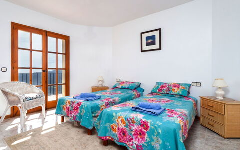 Lausanne: Schlafzimmer, Möbel, Bett, Bettdecke, Zimmer, Eigentum, Bedding, Bettrahmen, Interior Design, Türkis