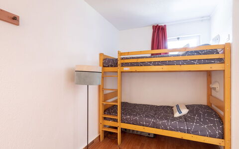 Saint-Raphaël 276: Möbel, Bett, Zimmer, Etagenbett, Eigentum, Herberge, Schlafzimmer, Wohnheim, Gebäude, Schreibtisch