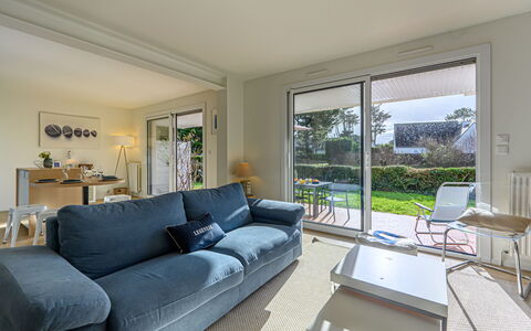 Carnac 100: Möbel, Couch, Flooring, Interior Design, Fussboden, Wohnung, Wohnzimmer, Zuhause, Decke, Zimmer