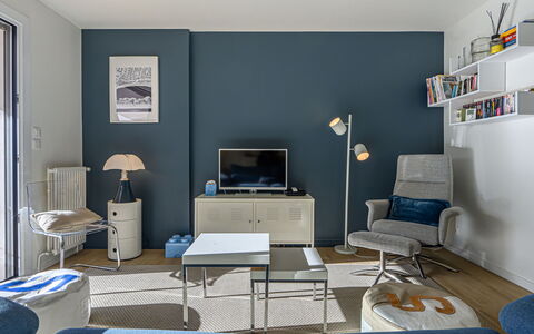 Carnac 100: Möbel, Interior Design, Flooring, Fussboden, Stuhl, Beleuchtung, Zimmer, Wohnzimmer, Decke, Bilderrahmen