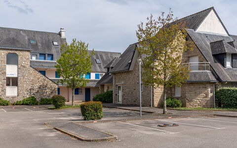 Carnac 100: Pflanze, Himmel, Wolke, Fenster, Gebäude, Strassenbelag, Baum, Grundstueck, Haus, Asphalt