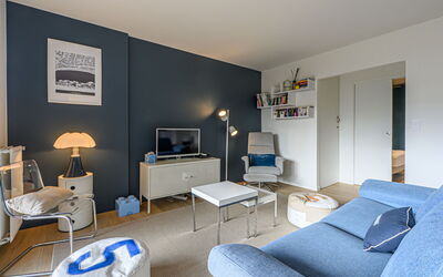 Village de Légenèse 100.6: Möbel, Interior Design, Flooring, Fussboden, Decke, Wohnzimmer, Zimmer, Stuhl, Wohnung, Couch