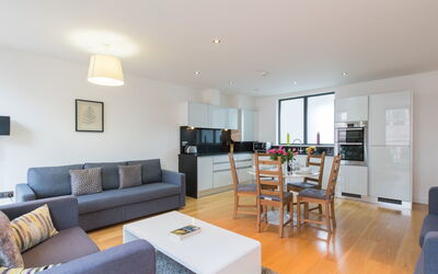 London City 675: Wohnzimmer, Zimmer, Eigentum, Möbel, Interior Design, Gebäude, Haus, Zuhause, Grundeigentum, Fussboden