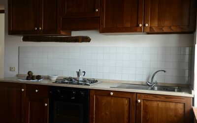 Borgo: Countertop, Cabinetry, Küche, Zimmer, Möbel, Eigentum, Sinken, Fliese, Beleuchtung, Holzbeize