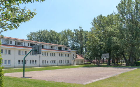 Maya - Parking and Distant View: Himmel, Pflanze, Fenster, Gebäude, Baum, Grundstueck, Urban Design, Gras, Landschaft, Fassade