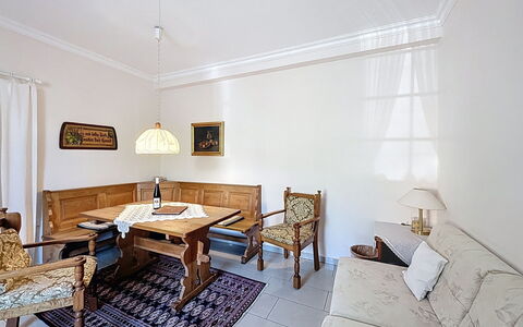 Moselhäuschen: Möbel, Interior Design, Flooring, Fussboden, Couch, Holz, Decke, Zimmer, Wohnzimmer, Beleuchtung