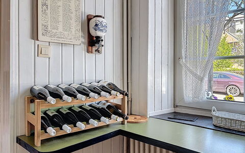 Moselhäuschen: Flasche, Küche, Holzbeize, Weinflasche, Glasflasche, Cabinetry, Countertop, Hartholz