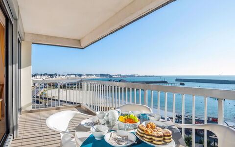 Quiberon 221: Himmel, Daytime, Gebäude, Eigentum, Tabelle, Wasser, Geschirr, Azurblau, Stuhl, Veranda