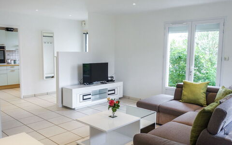 Villa Languedoc: Wohnzimmer, Zimmer, Möbel, Eigentum, Interior Design, Gebäude, Kaffetisch, Haus, Tabelle, Zuhause