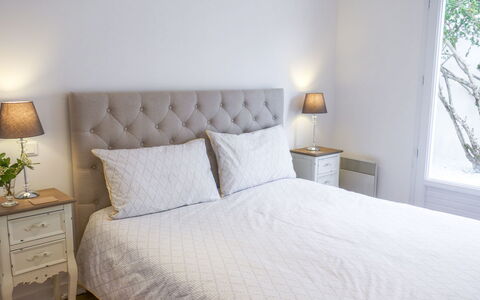 Villa Languedoc: Schlafzimmer, Möbel, Bett, Zimmer, Eigentum, Bettdecke, Matratze, Bettrahmen, Bedding, Interior Design