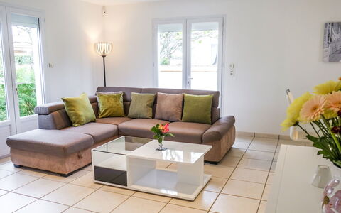 Villa Languedoc: Wohnzimmer, Möbel, Zimmer, Eigentum, Interior Design, Couch, Fussboden, Gelb, Gebäude, Haus